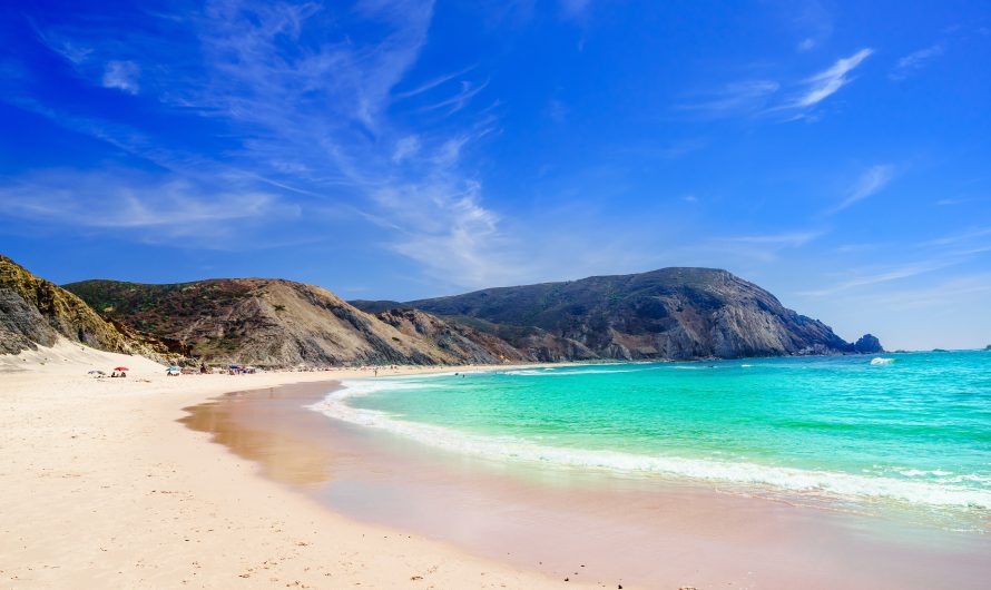 Les plages les plus magnifiques du Portugal : détente, sports nautiques et paysages côtiers