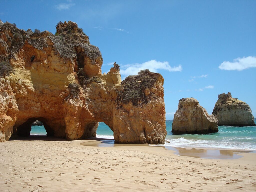 découvrez l'algarve, une région ensoleillée du portugal célèbre pour ses plages dorées, ses falaises impressionnantes et sa richesse culturelle. explorez ses villages pittoresques, goûtez à la délicieuse cuisine locale et savourez des moments inoubliables au cœur de la nature.